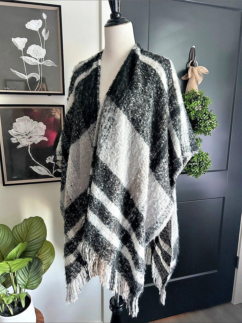 Vince camuto fall plaid Fringed Ruana in Black & Gray